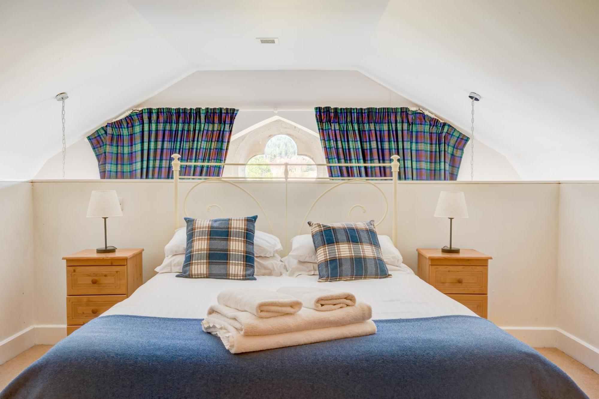 The Caledonian 3 Bedroom Self Catering Apartment In Historic Abbey Fort Augustus Exterior photo