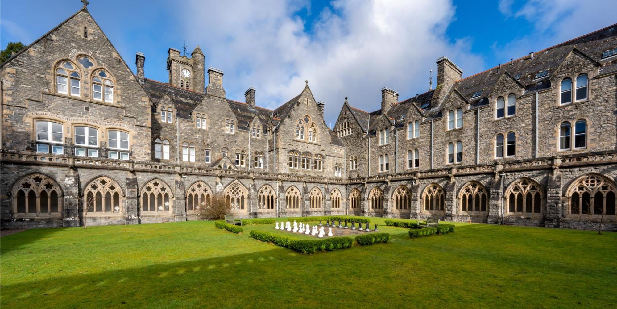 The Caledonian 3 Bedroom Self Catering Apartment In Historic Abbey Fort Augustus Exterior photo